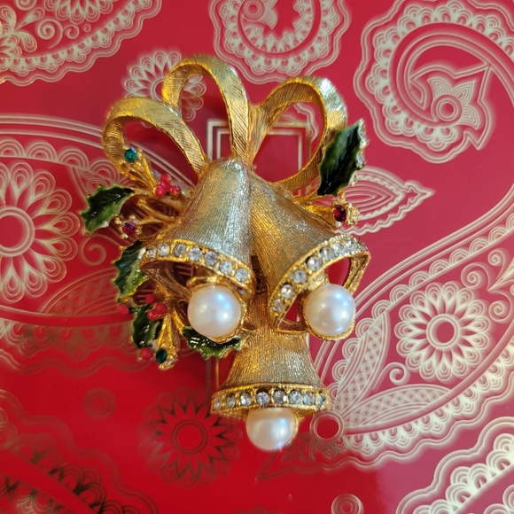 Vintage Christmas Bell Brooch ~ Unsigned ~ 1960s? ~ Rhinestone Embellished - Picture 6 of 16